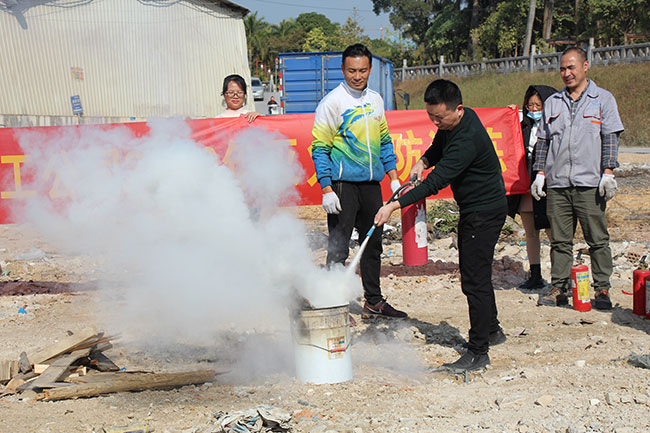 陳總在現場進行演示