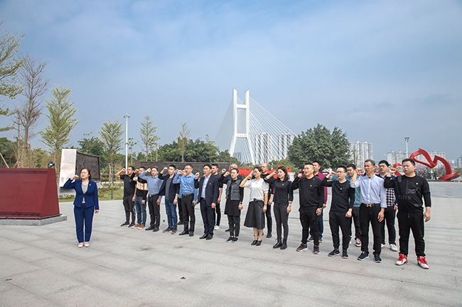 紀念碑前莊嚴宣誓