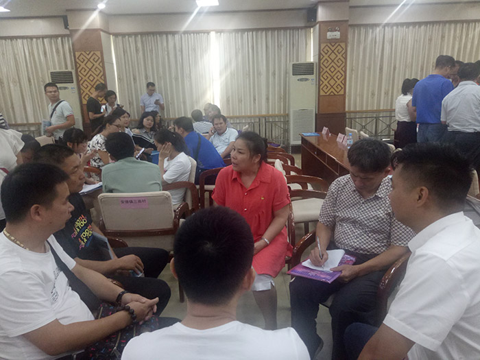 田陽扶貧結對會議小組討論