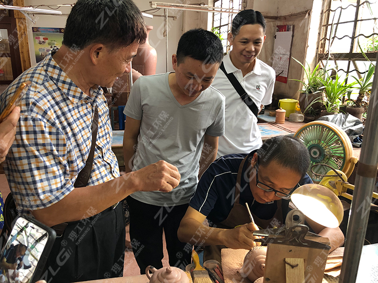 理工公司陳經(jīng)理觀看陶藝制作