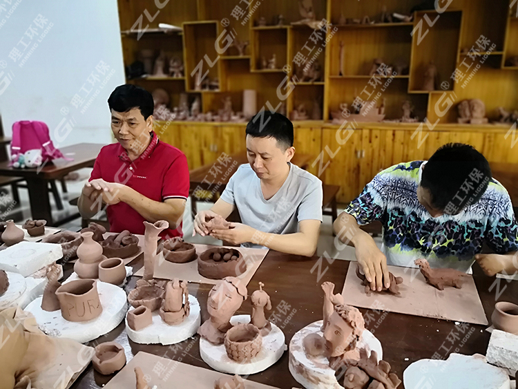 廣西五金機(jī)電商會(huì)梁勇會(huì)長(zhǎng)與理工陳曉君經(jīng)理現(xiàn)場(chǎng)制作陶藝