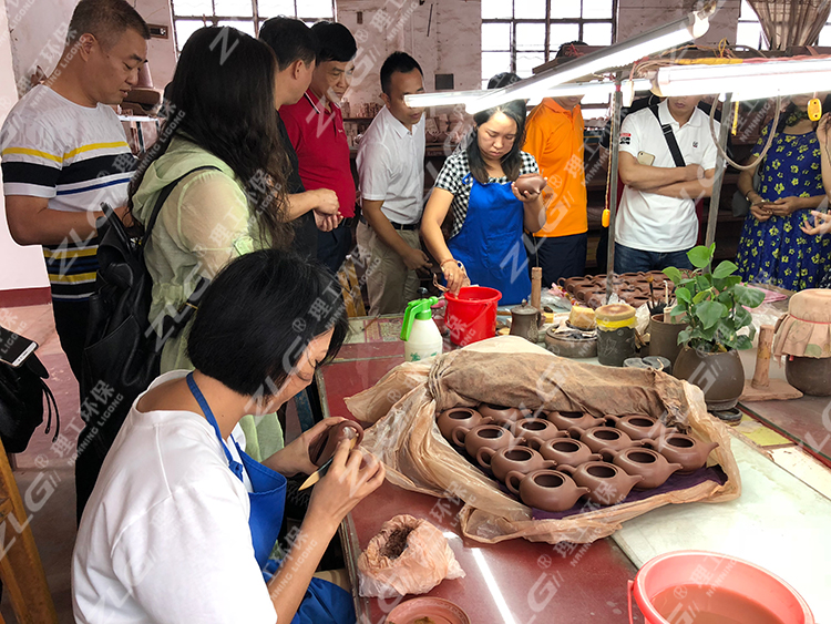 參觀坭興陶制作現(xiàn)場(chǎng)