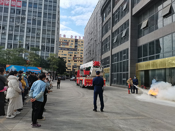 人員開展火災的撲救演練
