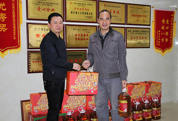 ZLG理工老板發放春節禮品