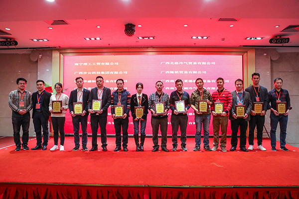 理事曹漢湖先生、鄭景祝先生ZLG理工企業(yè)會員頒發(fā)會員牌匾