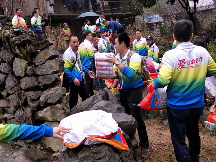 ZLG理工公司在都安參加公益活動