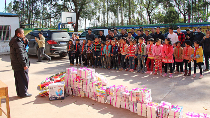 橫縣飛龍小學圖書室捐贈儀式