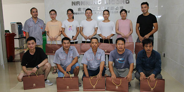 ZLG理工公司為全體員工發放月餅—喜迎佳節