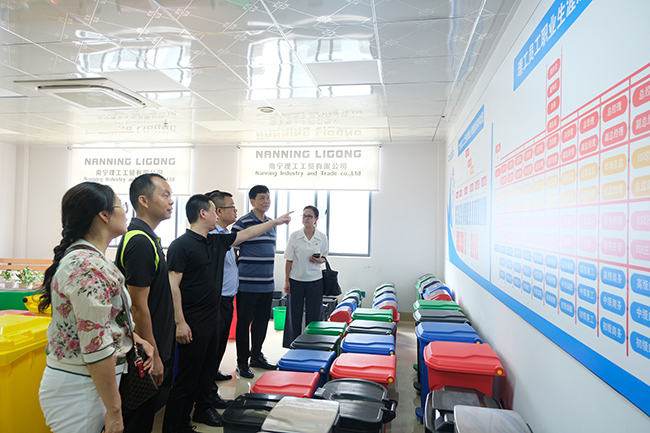 陳曉君總經理向大家介紹公司情況