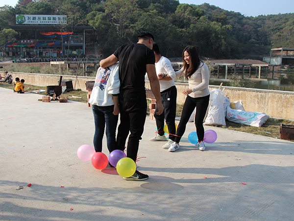 ZLG理工員工踩氣球比賽