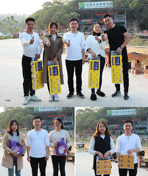 老板為理工公司員工頒發(fā)獎(jiǎng)品